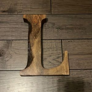 Freestanding letter L